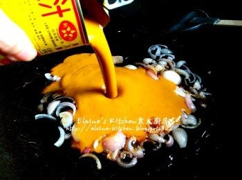 step7: 再加入咖哩汁 , 4杯水份量拌勻 , 用中火煮滾後蓋上蓋轉慢火煮10分鐘