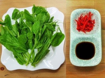 step1: 步驟1：
豆苗洗淨，紅辣椒洗淨切絲，調好甜醋備用。