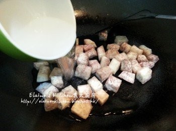 step7: 將芋頭放入鑊中炒至微黃色 , 加入半碗水蓋上蓋用慢火煮3分鐘後盛起