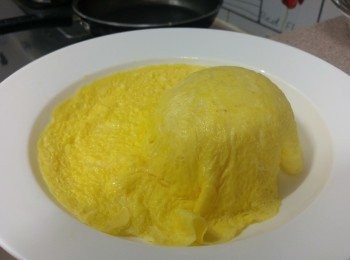 step13: 便成為美麗的蓋被飯， 再淋上日式咖哩汁， 放上豬扒便完成。