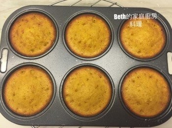 step14: 200度烤10-12分鐘，周圍有一圈咖啡色，中間有肚臍（凸起）即可，放置10分鐘稍涼，脫模