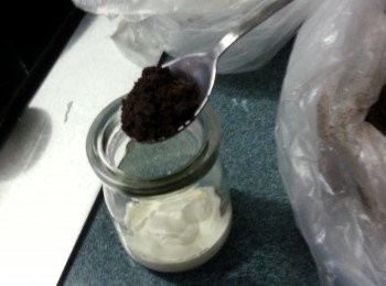 step9: 再加入一層餅碎,"登"平餅碎,一層忌廉一層餅碎,放入雪櫃雪凍即可