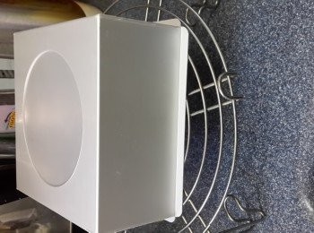 step12: 焗完即刻拎出，將蛋糕模由10cm高向地下噔3下，馬上倒扣至完全冷却