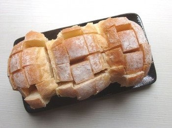 step2: 將小吐司切成格子狀,要保留2公分不要切斷喔!