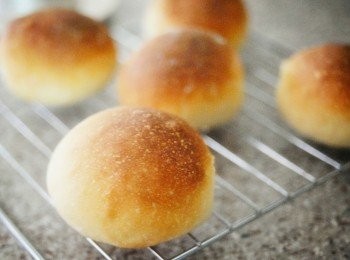 step6: 將豬仔包放在涼架上待涼