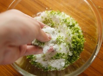 step1: 首先將刨碎的檸檬皮與砂糖混合後，用手指將其搓均勻。