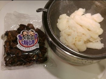 step1: 竹笙浸軟後清除什質備用。牛肝菌沖洗乾淨後用一碗水浸軟後剪碎,浸牛肝菌水留下備用。