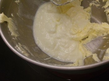 step4: 將魚膠片液體混合忌廉芝士醬攪混, 之後倒入<span class="group_2">餅底</span>焗盤內,  最後再加入Balsamic Vinegar Glaze with Raspberry攪混或劃成花紋都可以,輕発幾下後放入雪櫃雪到凝固。