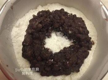 step6: 再鋪上一層鬆糕粉，將蜜紅豆揉成長條，圍一個圈鋪在鬆糕上