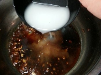 step6: 將醃肉汁料用慢火煮滾,加入生粉加水打芡煮滾