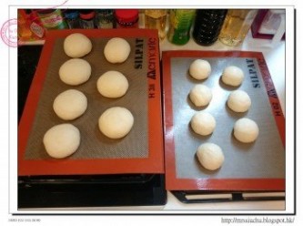 step5: 把麵團放入焗盤上。放入水波爐以30度進行第二次室溫發酵約40-50分鐘。