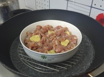 step4: 大火蒸熟十分鐘， 灑上蔥花/辣椒粒便完成.