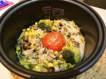 step6: 飯煮好之後，等十分鐘，再用飯勺約番茄壓成泥狀。