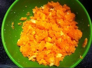 step3: 取出蒸熟的鹹蛋黃，用叉子壓碎備用。