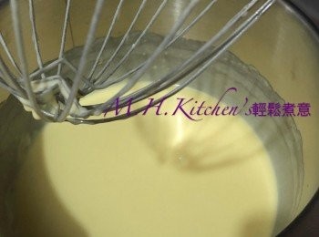 step27: 加入蛋,牛油溶液用攪拌機攪均成漿