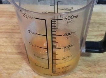 step3: 將蛋打入量杯中，三顆蛋約150ML.