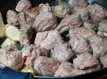 step3: 下米酒爆香一下~~~