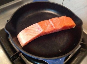 step1: 鮭魚抹上紅酒、塩乾煎