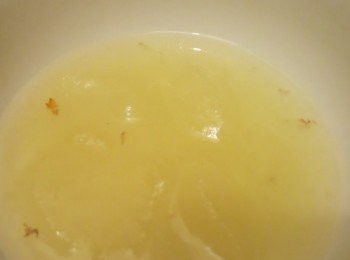 step7: 把鑊洗乾淨，再燒熱下油，下芽菜韭黃炒軟，下豬肉炒勻，
下雞湯煮沸後，下生粉水煮稠，淋在脆麵上即成。