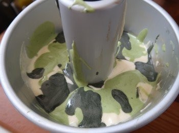 step4: 顏包分開入模，用160度焗35分鐘，出爐倒扣至凍，才徒手脫模。