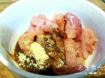 step1: 瘦肉切絲，加入所有醃料醃1小時以上
