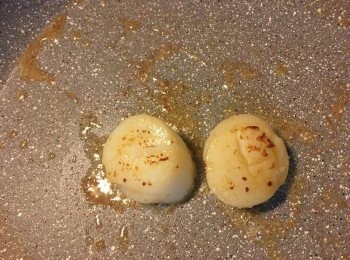 step2: 落少許牛油和橄欖油，將帶子煎香至兩邊金黃色撈起備用