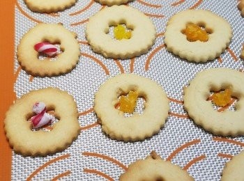 step5: 用曲奇模印出喜愛嘅形狀，再在中心印出空位
預熱焗爐170度先放曲奇焗8分鐘
拿出焗完的曲奇，在曲奇中心位放入果汁糖碎， 再放入焗爐焗多4分鐘
焗完放涼後，就可以做包裝啦