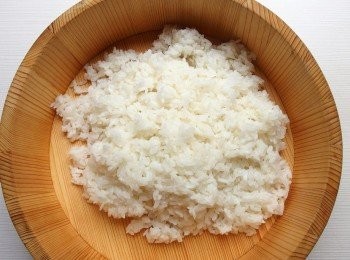 step9: 熱騰騰的白飯放入木桶裡。