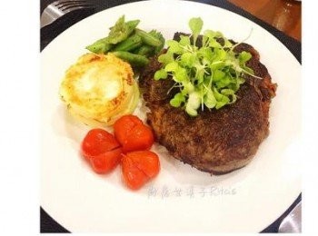 step6: 取一瓷盤，放上肋眼牛排，擺上喜愛的配菜即可！ 愛心小蕃茄做法，就是小蕃茄斜切後，將切下的半顆轉180度，與另一半拼起來就是ㄧ顆愛心喔！