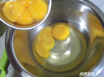 step2: 將蛋黃加進全蛋裡面,輕輕的用打蛋器打均勻