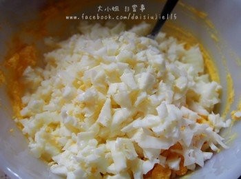 step3: 蛋白切碎，再加0.5湯匙沙律醬即拌勻