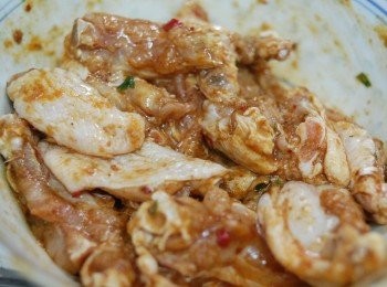 step2: 將所有<span class="group_2">調味料</span>與<a href="https://bit.ly/3zHU5V3" target="_blank" data-keyword="雞翼" class="guide-link"><strong>雞翼</strong></a> <span style="display:inline-block;vertical-align:middle;margin-top:-3px;color:initial;border-radius:3px;padding:2px 3px;font-size:12px;line-height:14px;background:#87d300;color:#fff;">即買</span> 拌勻，放在保鮮袋或大碗內，醃三小時或醃過夜，會更入味