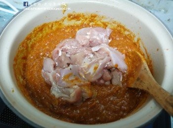 step4: 味道調好後就加入雞肉，再以慢火炆煮約一小時，不時要攪拌以免焦底。在煮的過程中、洋蔥、蕃茄等蔬果會出水，如果咖喱沒有變得杰身的話，就開蓋慢慢攪拌再煮一會兒，就會變得濃稠一點。