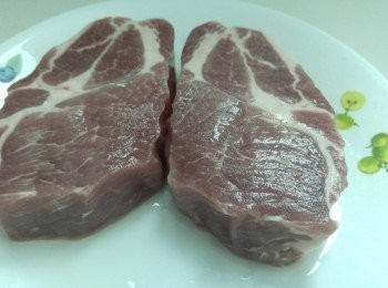 step2: 先將豬扒解凍,豬肉每面需用刀背橫直琢幾下。