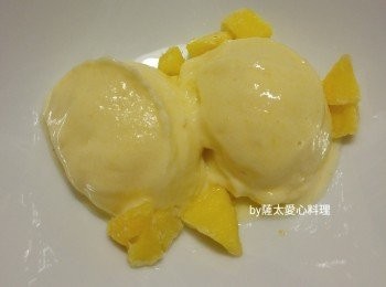 step2: 放入撹拌機加入乳酪，或蜂蜜，糖漿打成幼滑的雪糕狀即成。