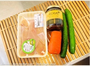 step1: 準備雞里肌、小黃瓜、紅蘿蔔、和風鰹魚黑菇醬等<span class="group_1">食材</span>。