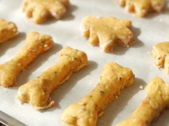 step6: 把麵團放上已灑上少許麵粉的工作面上，上面再灑上少許麵粉，桿成5毫米厚，以曲奇模沾上少許麵粉後印出曲奇，把曲奇放到已鋪上牛油紙的烤盤上。