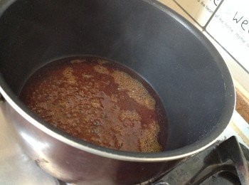 step2: 煮至起泡及開始轉黄色， 拿起煲柄搖動,至琥珀色, 熄火,