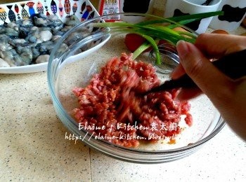 step1: 豬肉碎放入大碗內加入<span class="group_3">醃料</span>拌勻靜待30分鐘