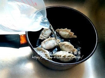 step11: 取適量餃子放入煲內 , 加水蓋過面 , 用慢火慢慢煮至滾