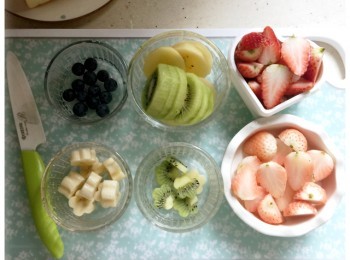 step1: 先將各種水果洗淨，切成心目中的形狀和大小。