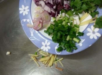 step3: 燒熱鑊落1湯匙油,先爆香所有料頭