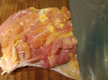 step2: 雞脾起骨起筋，再輕輕介雞肉,介雞肉方式巳橫直打成格仔，不要切斷肉和皮。