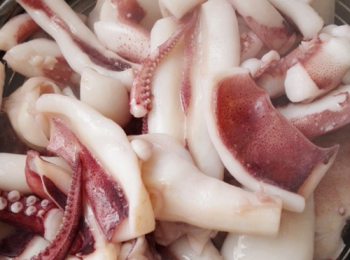 step5: 再燒水灼下魷魚，再撈起，瀝乾水分。