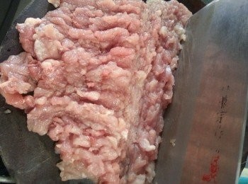 step4: 將瘦肉洗淨後剁碎