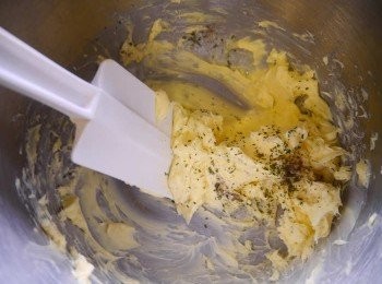 step3: *放入鹽，胡椒粉，洋香菜末，蒜末拌勻即可。