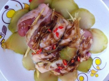 step2: 將剁好的雞腿加入調味料A，然後加入薑絲，小辣椒，四川榨菜和食水拌均勻。