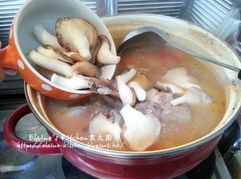 step6: 最後加入秀珍菇拌勻煮10分鐘 , 再加入少許鹽調味