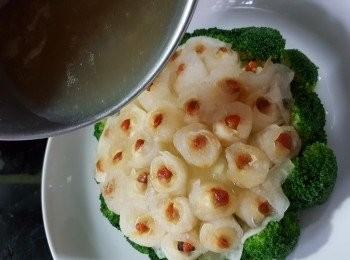 step16: 將打好的芡淋在蓮子上即可