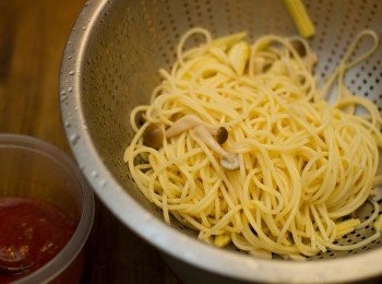 step2: 將義大利麵燙熟，即要搭配的蔬食一起穿燙冰鎮後淋上一點油保持麵條滑順